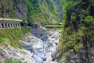 Taroko gorge trails in Taroko Park